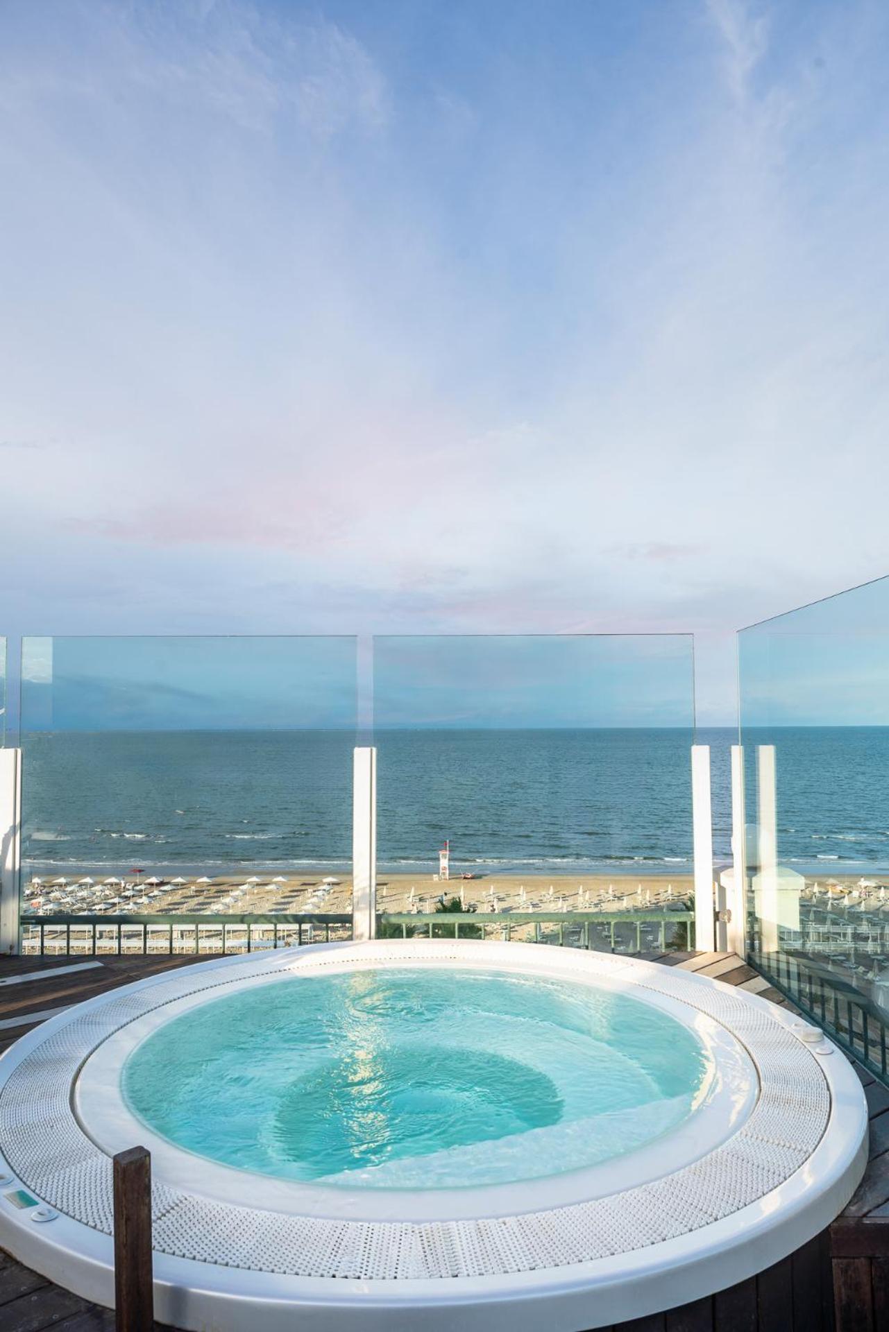 Hotel Ca' Bianca ริชชิโอเน ภายนอก รูปภาพ