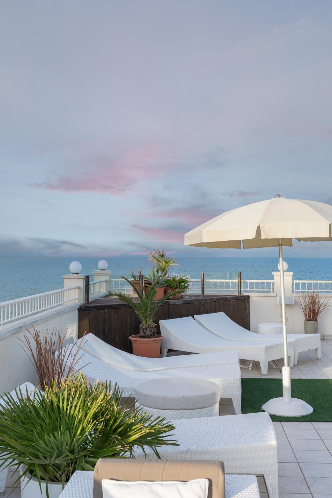 Hotel Ca' Bianca ริชชิโอเน ภายนอก รูปภาพ