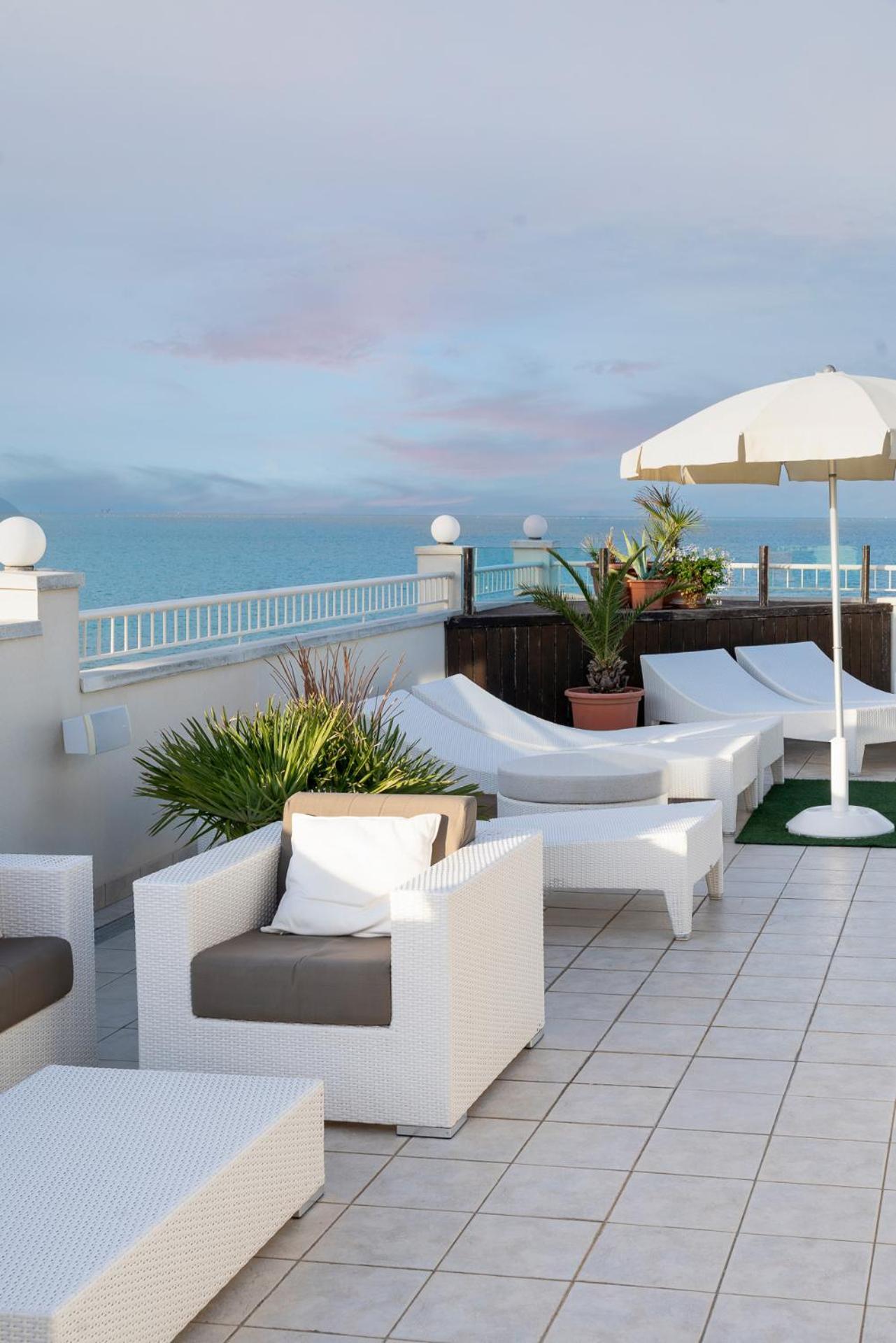 Hotel Ca' Bianca ริชชิโอเน ภายนอก รูปภาพ