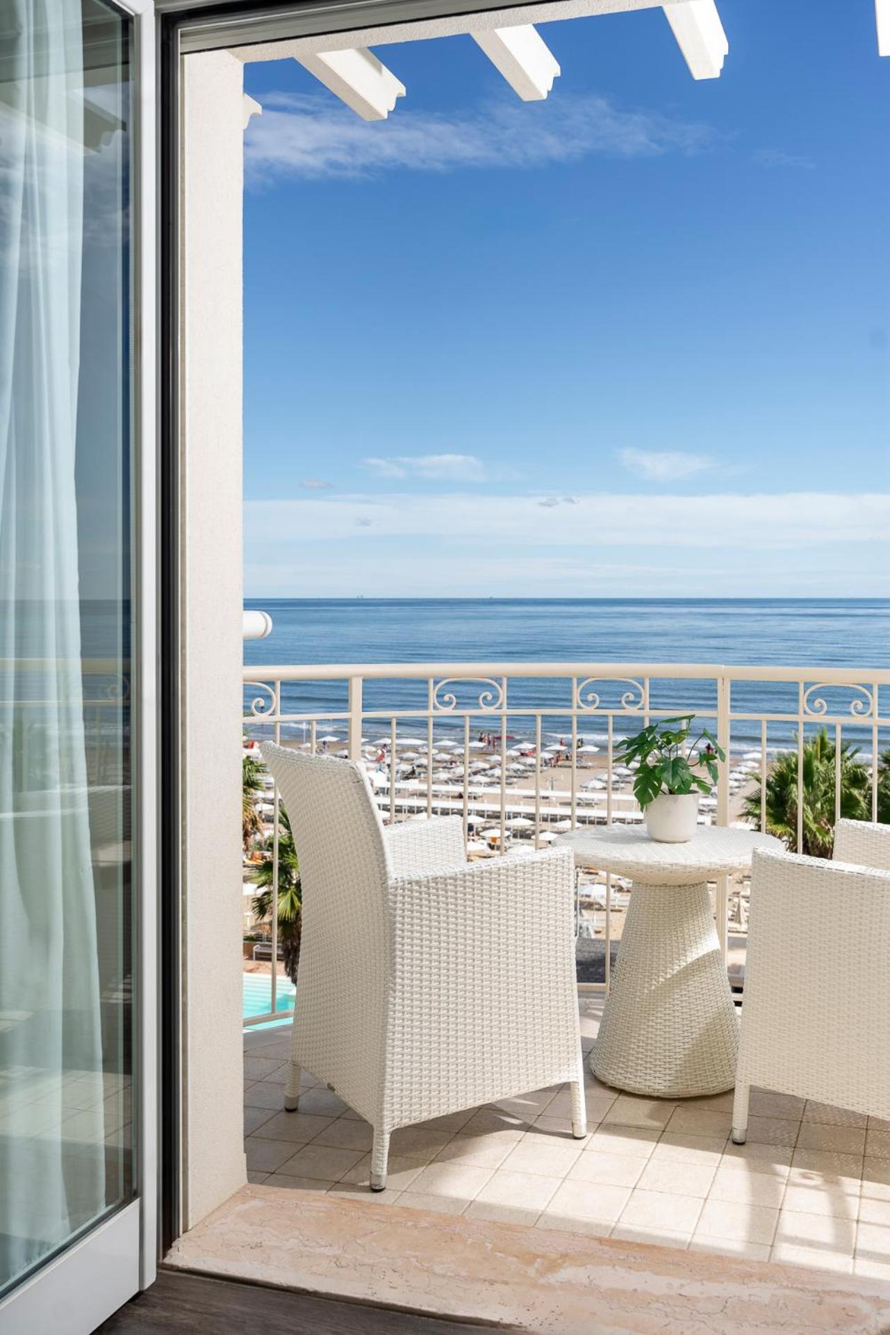 Hotel Ca' Bianca ริชชิโอเน ภายนอก รูปภาพ